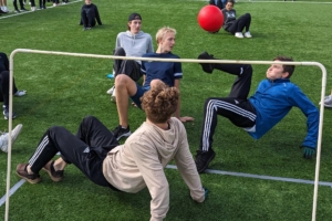 Elever spelar krabbfotboll på "klasskampen"